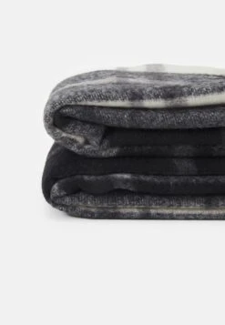 Pier One UnisexSciarpaBlack/White Donna Sciarpe PI954G016-Q11 -Negozio Online Pier One Italia 6b6cf4cb6a3f49f68c20db82c430599d