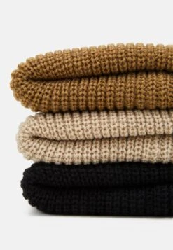 Pier One Unisex 3 PackBerrettoBlack/Khaki/Beige Donna Cappelli E Foulard PI954P00M-Q13 7 Pier One Unisex 3 PackBerrettoBlack/Khaki/Beige Donna Cappelli E Foulard PI954P00M-Q13 -Negozio Online Pier One Italia 71e4b7a49f044ebea3dbd76514f0fa09