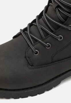 Pier One Stivaletti StringatiBlack Uomo Stivaletti/Stivali PI912K0B4-Q11 13 Pier One Stivaletti StringatiBlack Uomo Stivaletti/Stivali PI912K0B4-Q11 -Negozio Online Pier One Italia b9f68db2c450470ba520bf5b2eda87fd