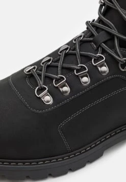 Pier One Stivaletti StringatiBlack Uomo Stivaletti/Stivali PI912K0BE-Q11 13 Pier One Stivaletti StringatiBlack Uomo Stivaletti/Stivali PI912K0BE-Q11 -Negozio Online Pier One Italia d1f26891c1584006b9a6c05f135a423c